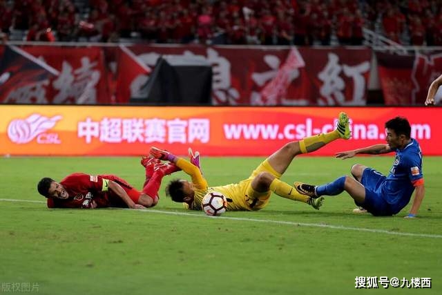 杨瀚森助攻波特，轻松完成2+1上篮